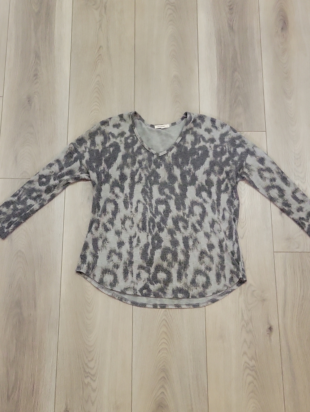 Women's Gray Animal-Print V-Neck Long-Sleeve Top